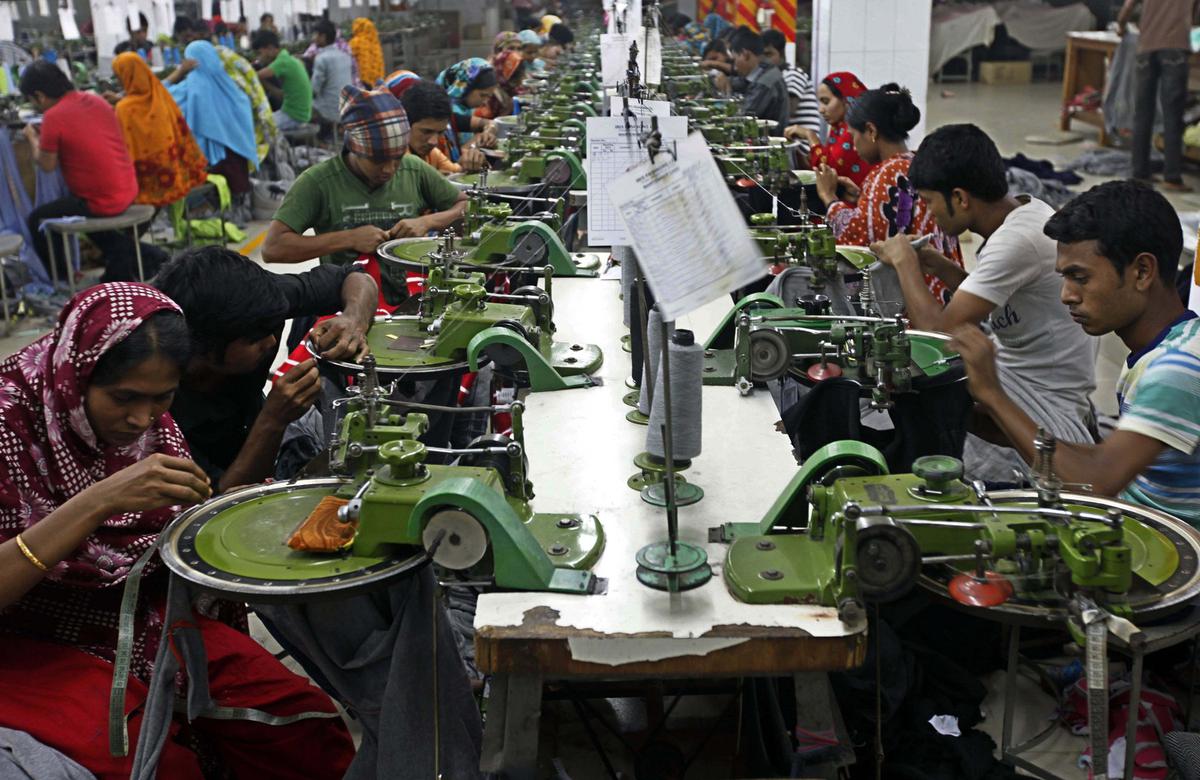 Индий производство в россии. Швейная фабрика в Бангладеш. Бангладеш заводы. Легкая промышленность Бангладеш. Фабрика Ткацкая Бангладеш.