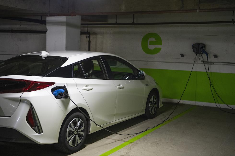 Can a prius prime deals charge at a tesla station