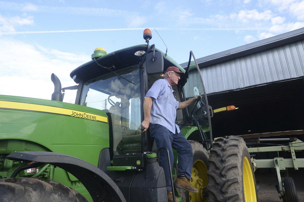 John Deere, farm group reach deal on fixing equipment