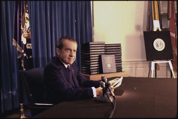 richard_m._nixon_press_conference_releasing_the_transcripts_of_the_white_house_tapes._-_nara_-_194576.jpg.jpe