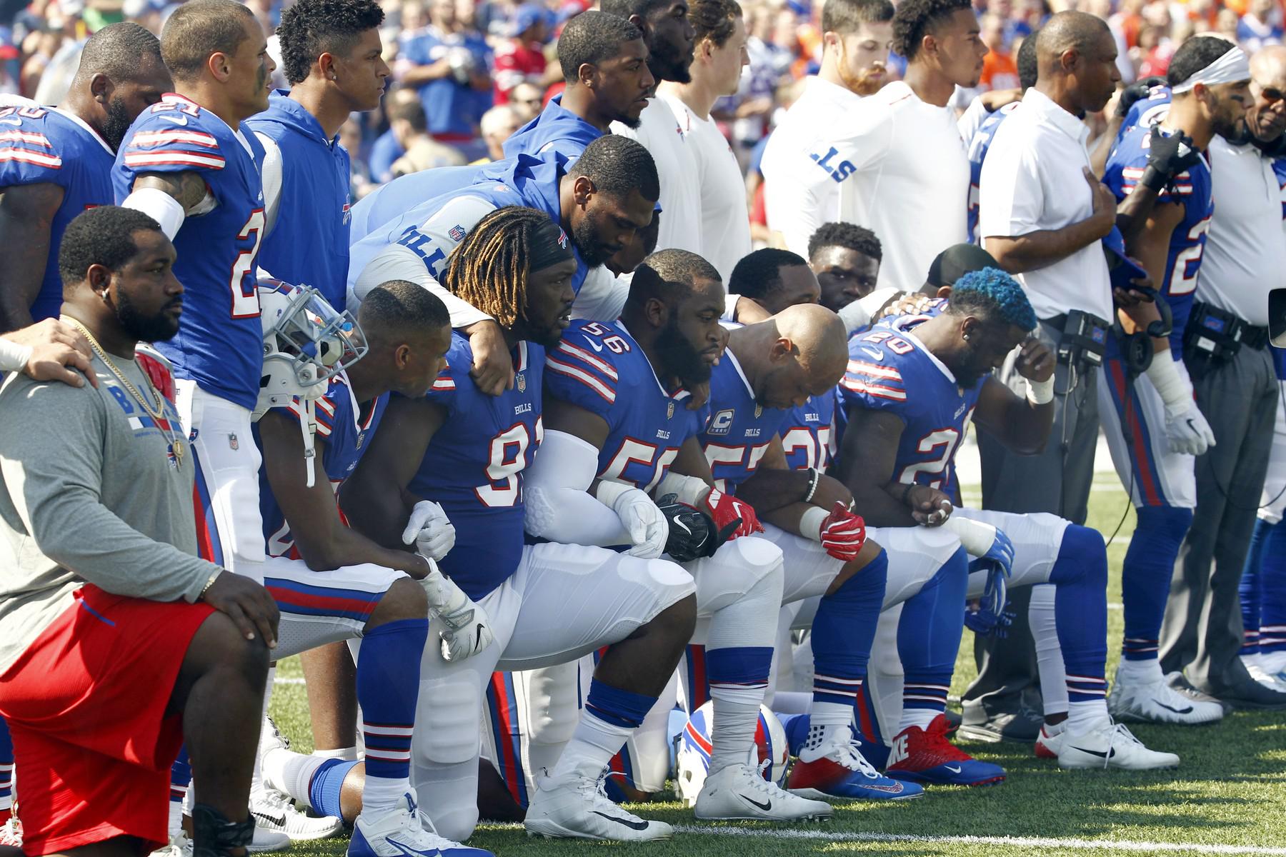 After Trump Blasts N.F.L., Players Kneel and Lock Arms in Solidarity - The  New York Times