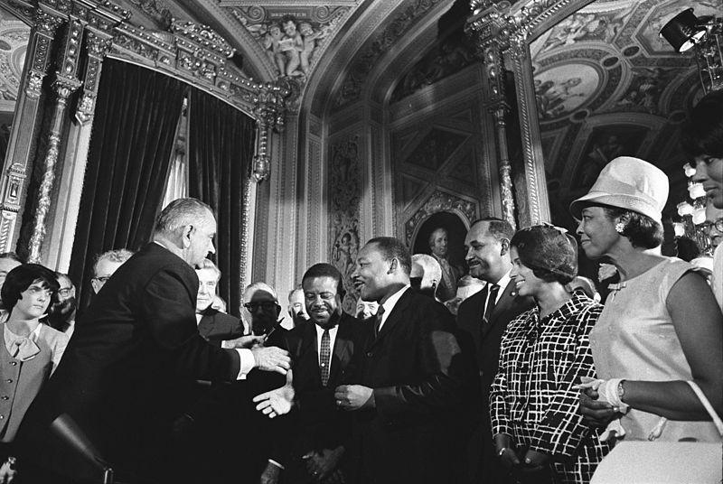 800px-lyndon_johnson_and_martin_luther_king_jr._-_voting_rights_act_0.jpeg.jpe